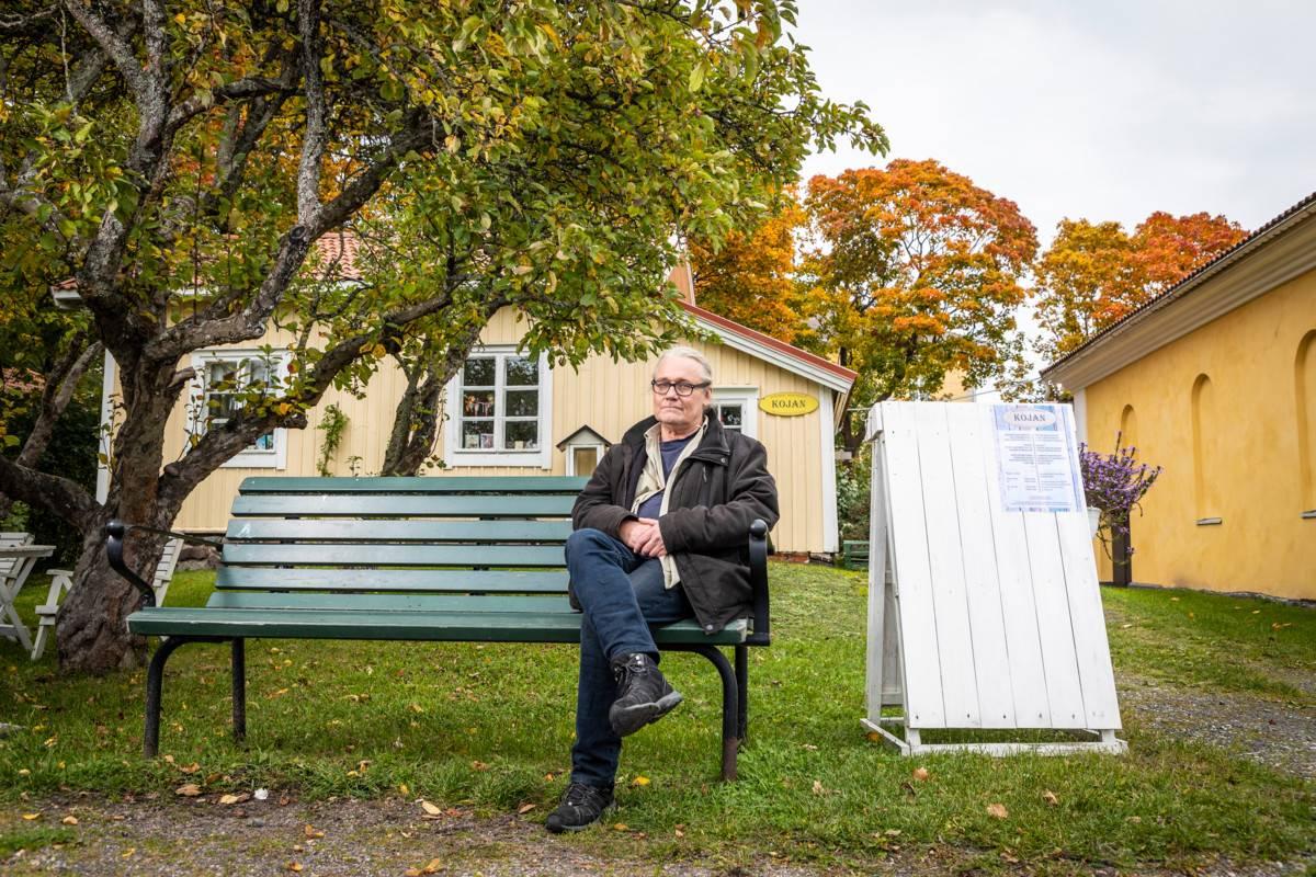 – Minua lohduttaa tässä maailmassa ihan älyttömästi se, kuinka vähäpätöinen ihminen on ja kuinka vähän minulla on merkitystä, Edu Kettunen sanoo.